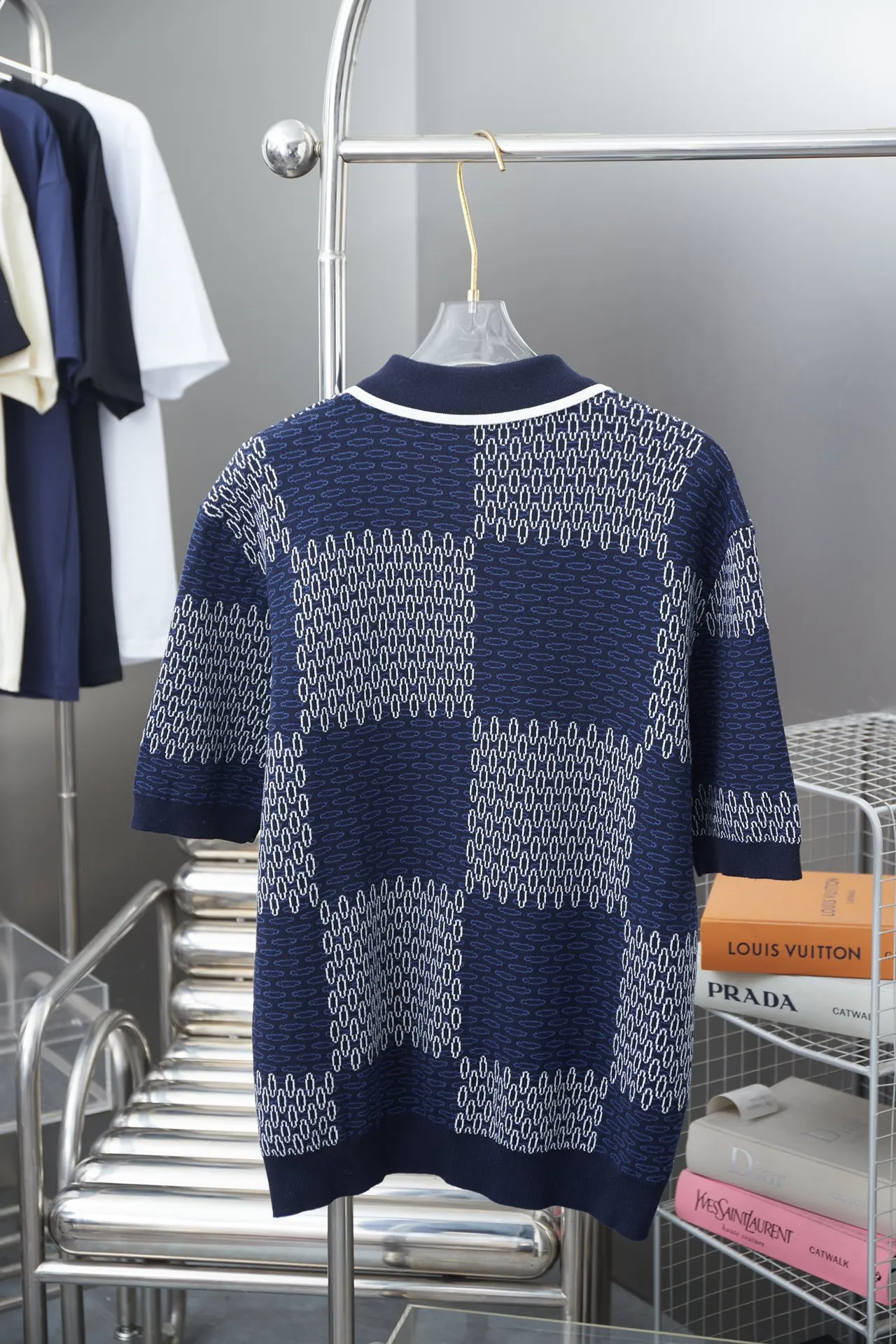 🅿️230 LV Louis 25ss spring and summer new checkerboard mercerized cotton knitted short-sleeve light luxury essential item for daily commuting for men and women Correct version Welcome to compare Detailed features · Made of high-viscosity cotton wool, with high count cotton added, dry and avoid stuffiness · Made of jacquard woven sheets imported from Germany, woven with Lv Monogram plaid intarsia, paired with knitting of the same style and color, presenting a unique three-dimensional texture · Horseshoe shell logo buttons · Double-needle stitching across seams · Original main mark, washed tag, branded moisture-proof paper packaging Color: Blue Size: S/M/L/XL